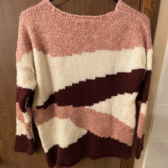 Cute Patterned Sweater - Picture 3 of 4